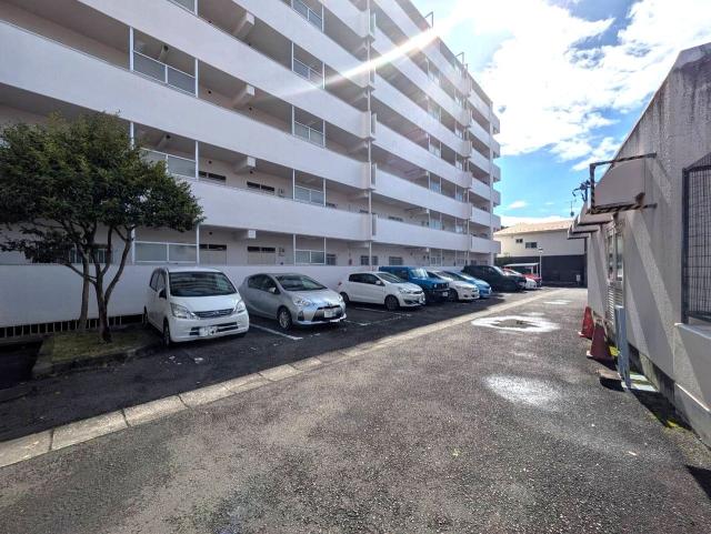 駐車場(共用設備)  写真撮影日：2025-10-20