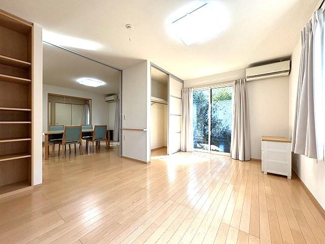 リビング以外の居室  写真撮影日：2025-10-17