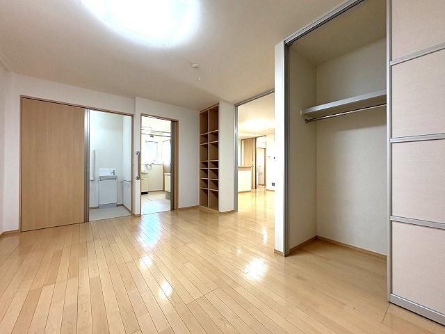 リビング以外の居室  写真撮影日：2025-10-17