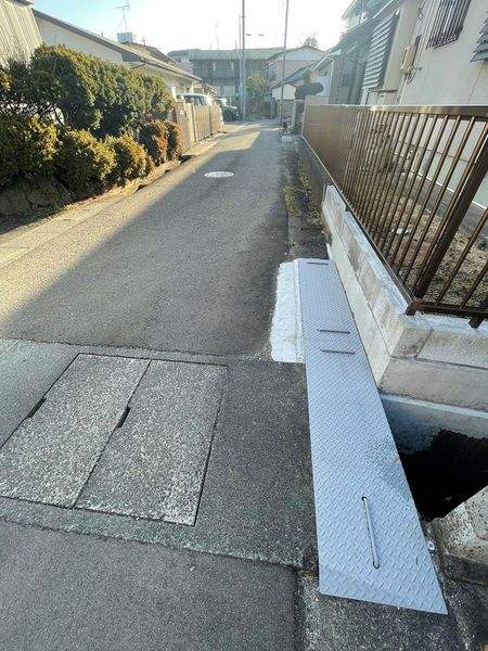 前面道路（西側から東側を撮影）