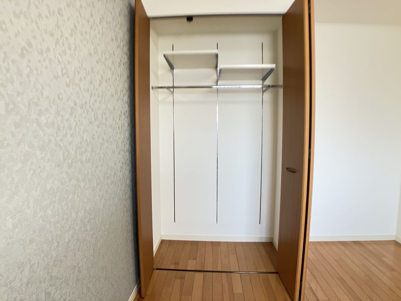 洋室②クローゼット 写真撮影日：4/6/25, 12:00 AM