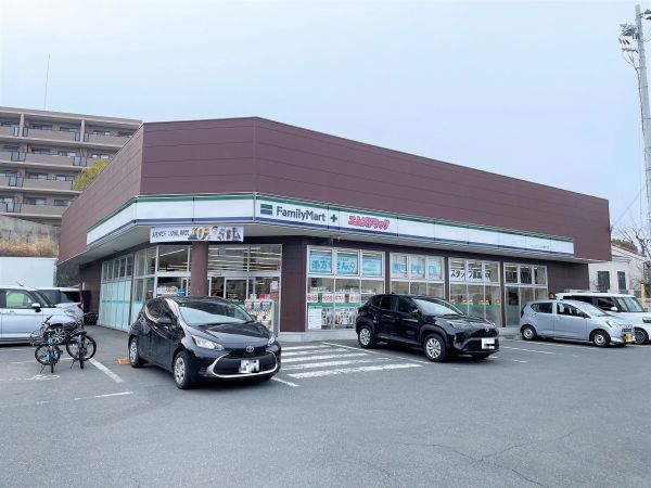 ファミリーマートエムズドラッグ学園大和店 710m 写真撮影日：2025-03-13 