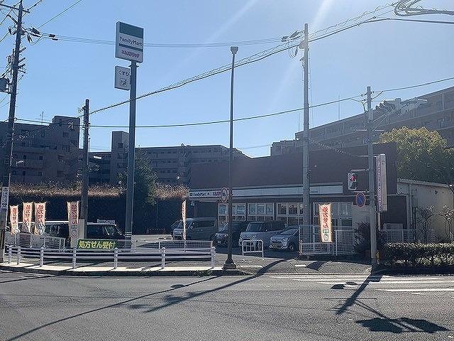 ファミリーマートエムズドラッグ学園大和町店 80m 写真撮影日：2025-07-26