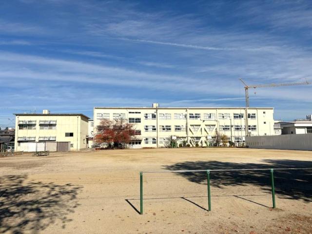 佐保小学校 380m 写真撮影日：2025-11-23