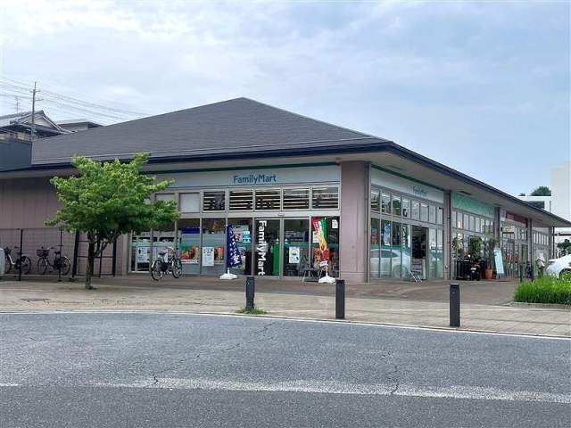 ファミリーマート近鉄あやめ池駅前店 770m 写真撮影日：2026-05-30