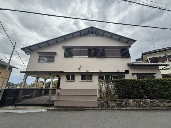 間口が約16.6mあり、開放的な平坦地。南側に開口を多く確保された、陽当り良好な住まいです。