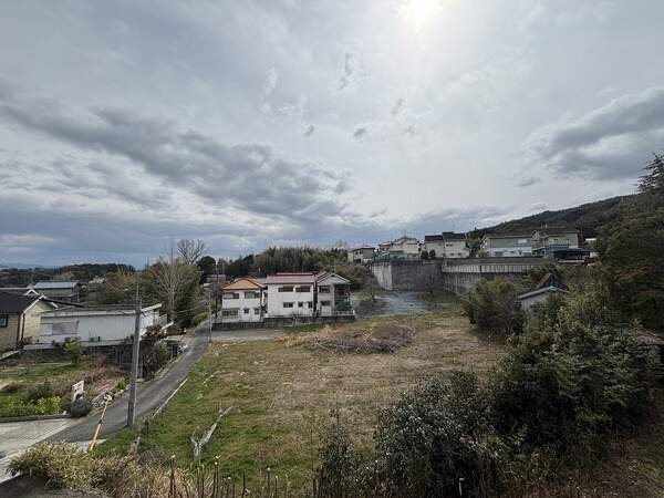 南側は建物がなく、周囲を見渡せる開放的な眺望です。晴れた日には気持ちの良い青空も楽しめます。