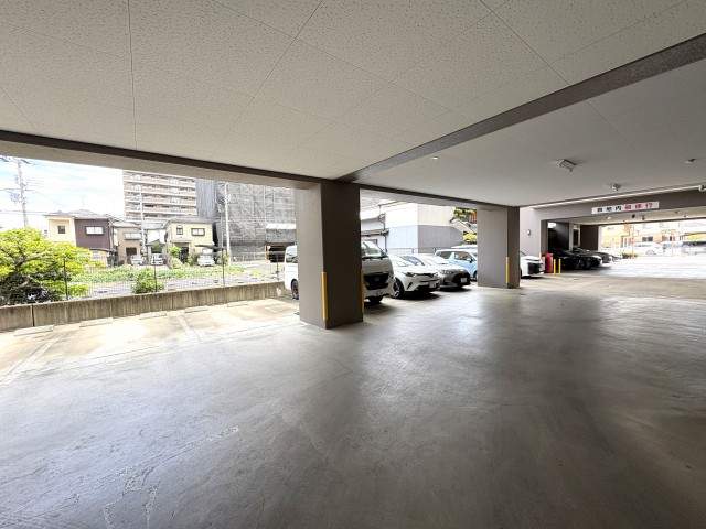 駐車場(共用設備)  写真撮影日：2026-06-28