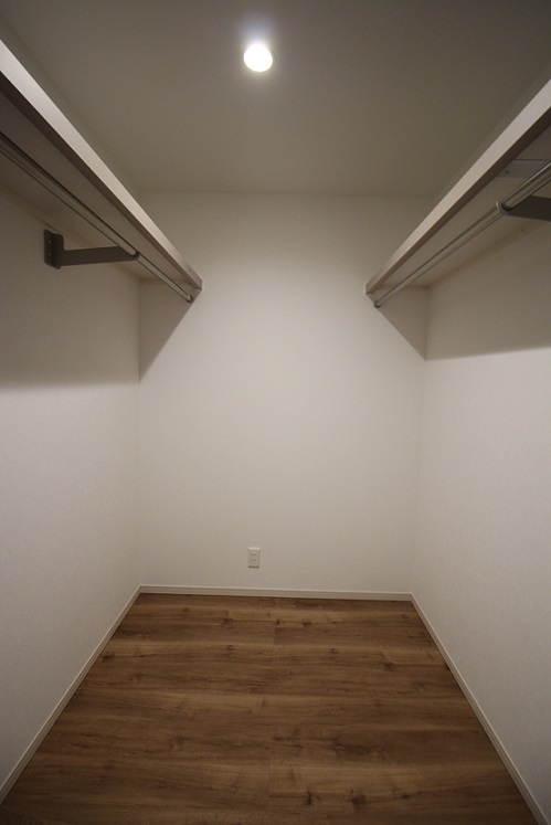 ウォークインクローゼット 写真撮影日：9/6/24, 12:00 AM