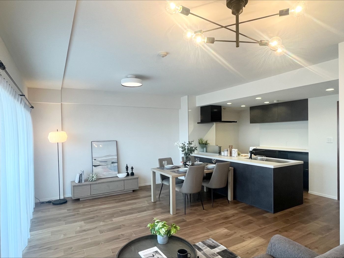 約19.2帖の広々としたリビング。 写真撮影日：4/6/26, 12:00 AM