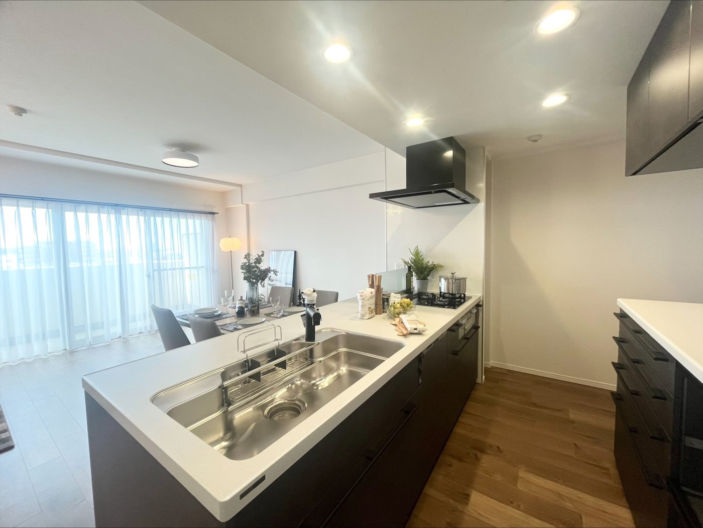 おしゃれで開放的なキッチン。お料理しながらもご家族の様子が見え、家族との会話が弾みます。 写真撮影日：4/6/26, 12:00 AM