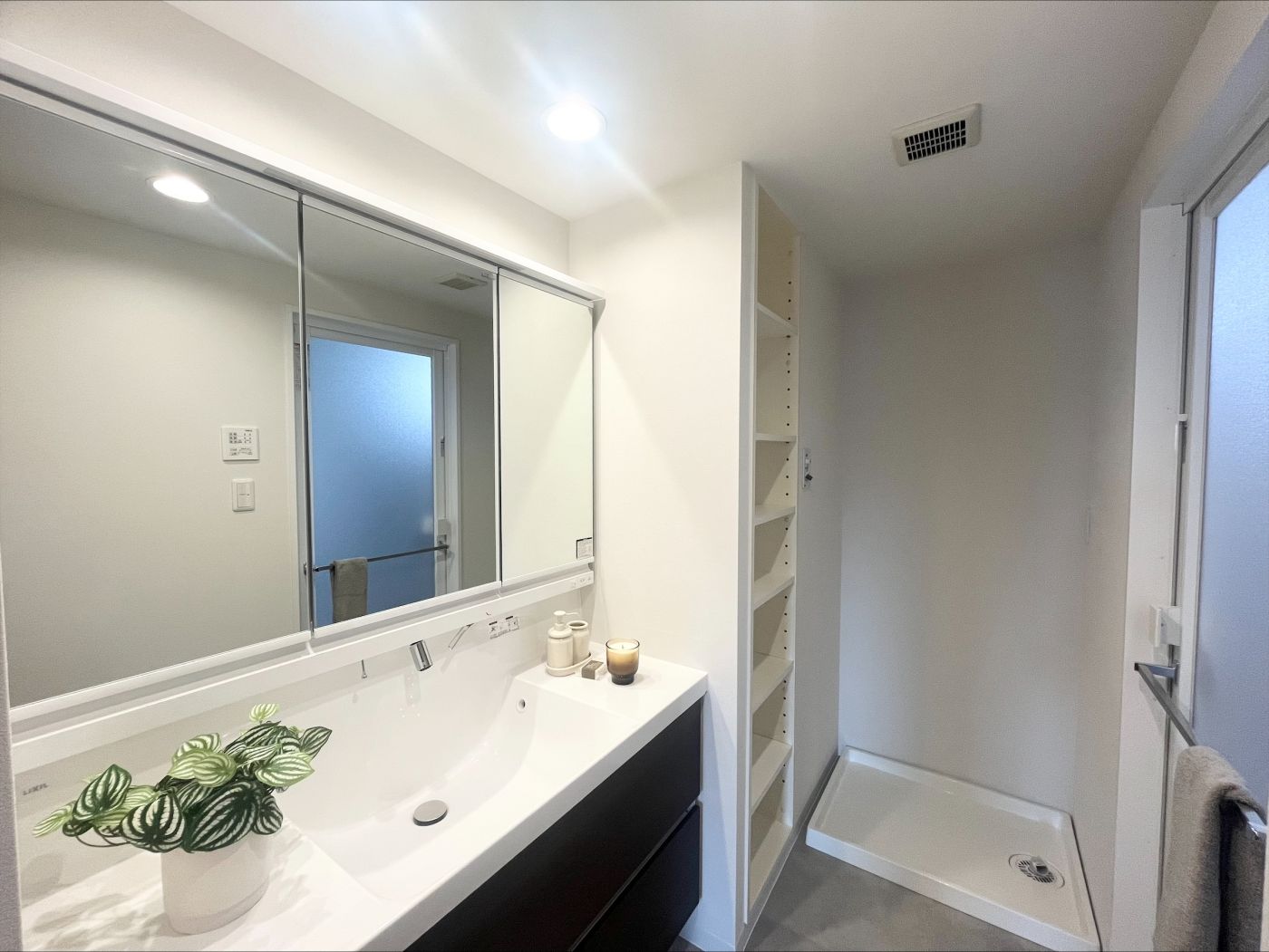 広々とした洗面で二人並んでも余裕があります。収納棚も完備 写真撮影日：4/6/26, 12:00 AM