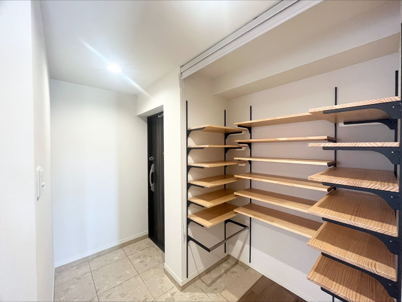 シューズクロークのおかげで玄関がすっきりおしゃれに片付きます 写真撮影日：4/6/26, 12:00 AM