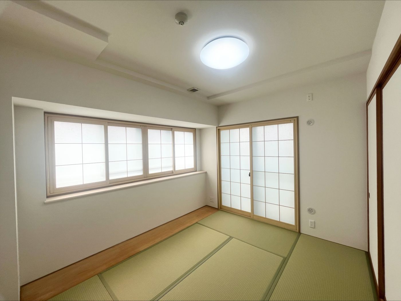 リビングから繋がる6帖の和室があり、お子様の遊び場や家事スペース、お昼寝スペースにも使えます 写真撮影日：4/6/26, 12:00 AM