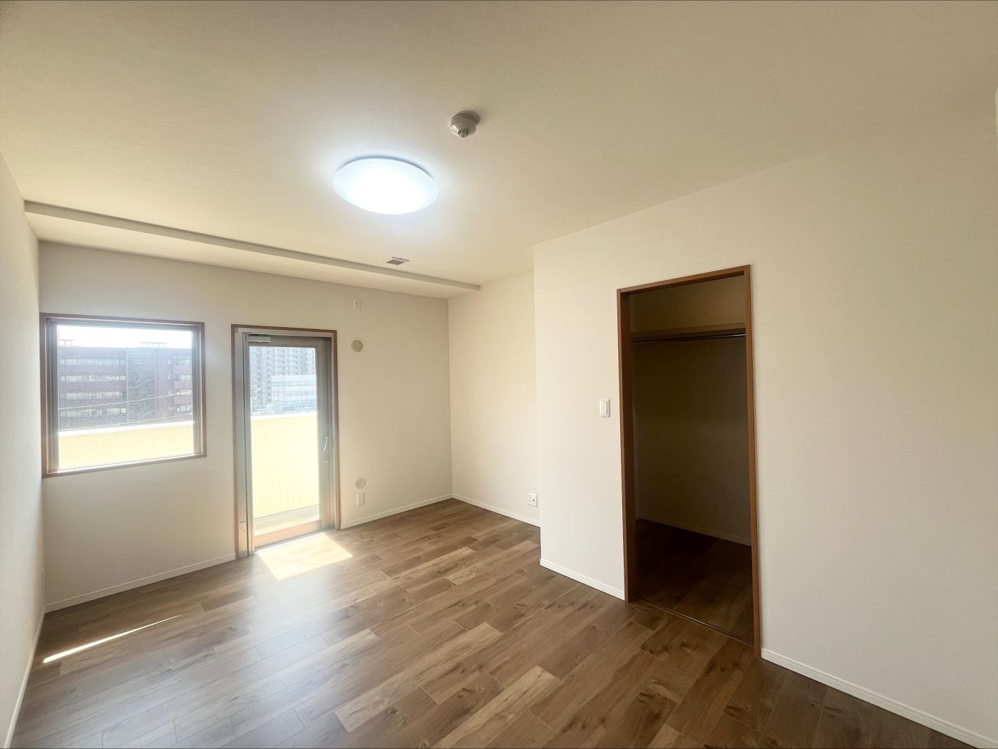 約7.8帖の洋室でウォークインクローゼットです 写真撮影日：4/6/26, 12:00 AM