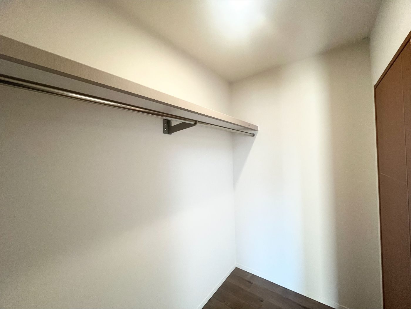ウォークインクローゼットにはお洋服や大きな荷物も収納可能です 写真撮影日：4/6/26, 12:00 AM