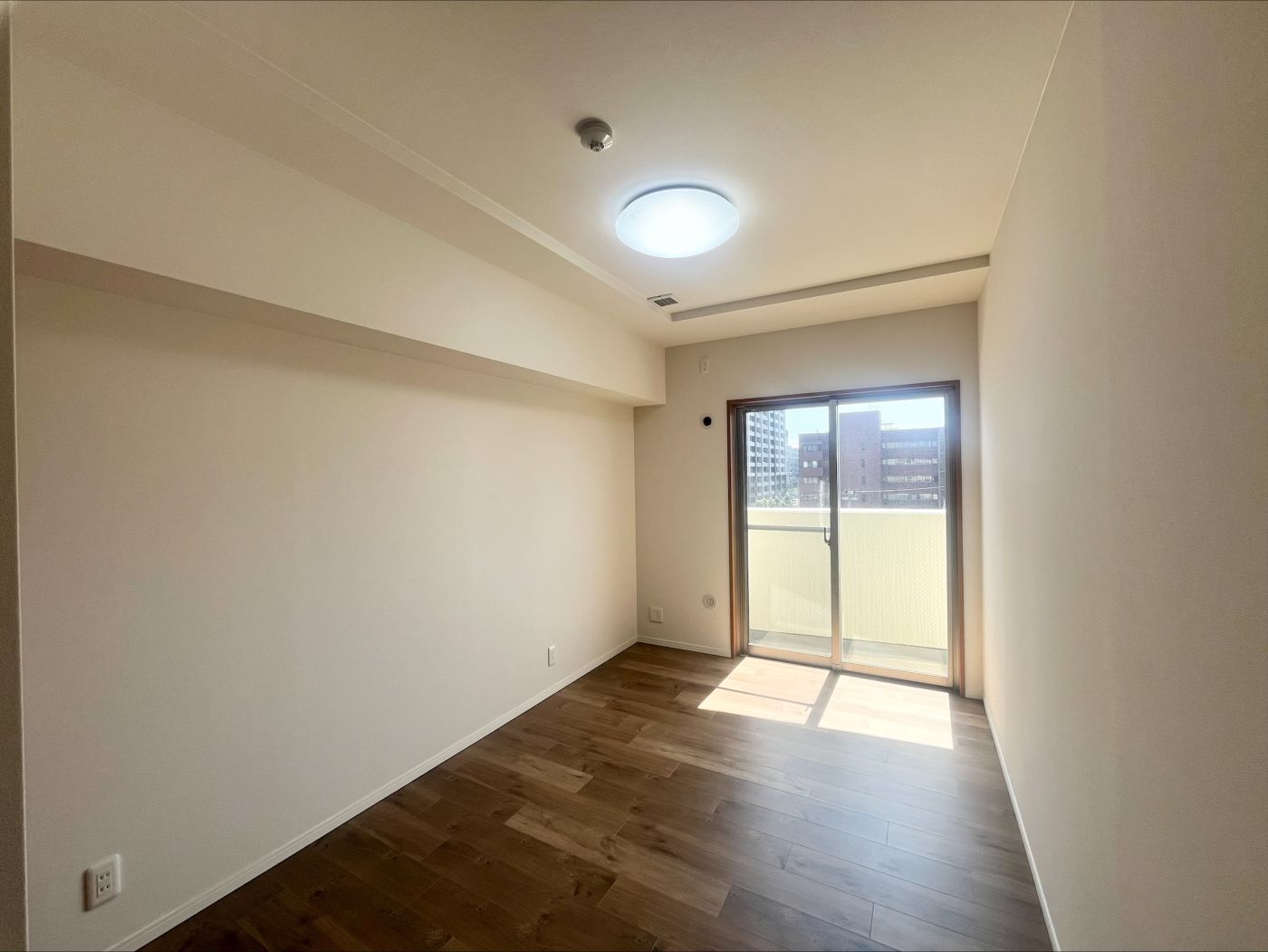 約6.5帖の洋室です 写真撮影日：4/6/26, 12:00 AM