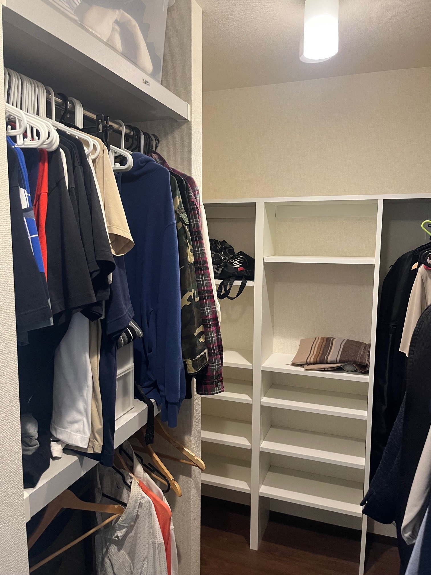 ウォークインクローゼット 写真撮影日：8/1/25, 12:00 AM