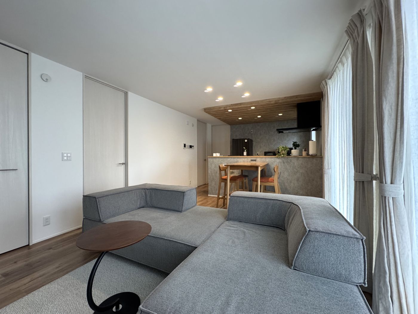 リビング 写真撮影日：10/18/25, 12:00 AM