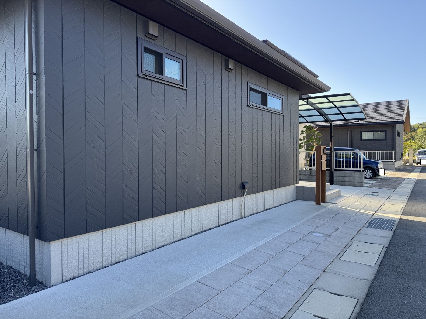 西側外観 写真撮影日：10/18/25, 12:00 AM