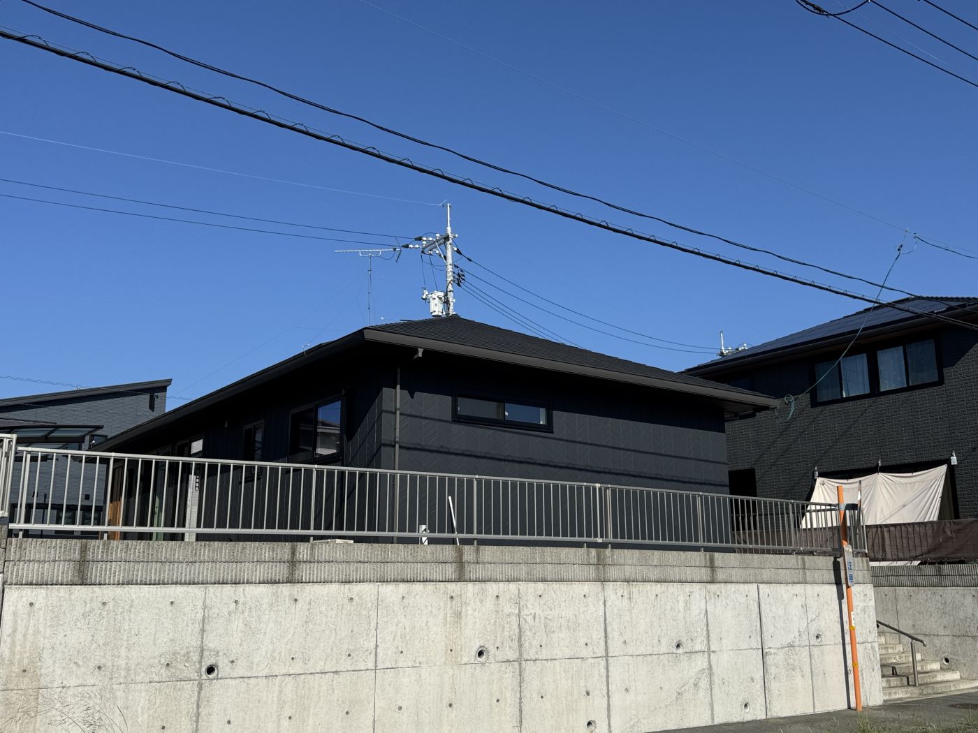 東側外観 写真撮影日：10/18/25, 12:00 AM