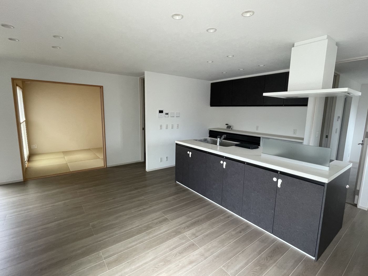 和室、ダイニングキッチン 写真撮影日：4/18/26, 12:00 AM