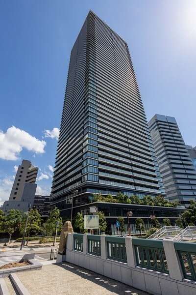 2017年10月築、総戸数894戸。堂島川にも程近い、利便と潤いが調和するロケーションです。