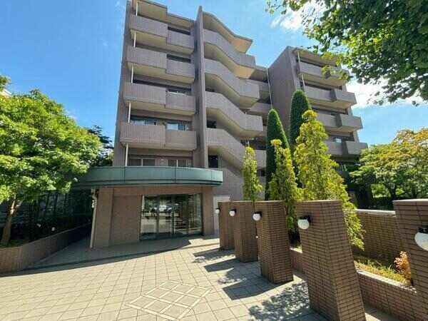 阪急箕面線「箕面」駅徒歩2分。三菱地所株式会社分譲、総戸数14戸のRC造地上6階建マンションです。