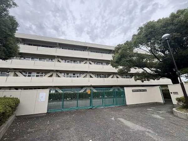 吹田市立南千里中学校 890m 写真撮影日：2024-10-24 
