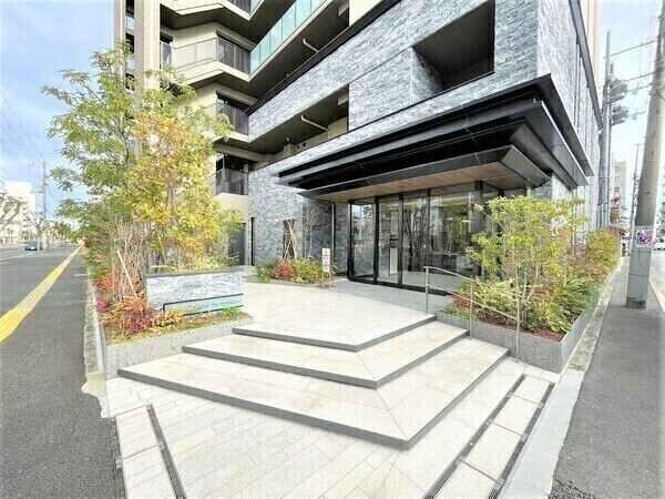 暮らしに潤いと心地よさを与えてくれる植栽が、彩り豊かなエントランスアプローチをデザインしています。