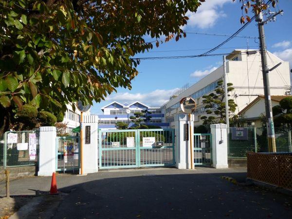 高槻小学校 520m 写真撮影日：2024-12-14