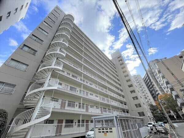 地下鉄中央線・千日前線「阿波座」駅 徒歩5分、地下鉄長堀鶴見緑地線「西長堀」駅 徒歩9分の立地です。