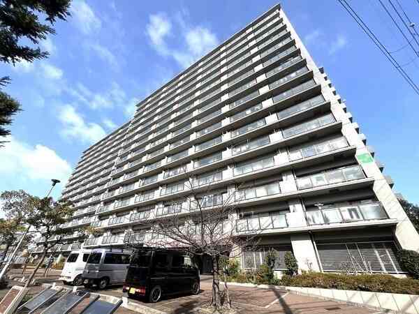 南海本線「七道」駅徒歩9分。買物施設や教育施設、公園が身近に揃う、子育て世帯にもうれしい住環境です。
