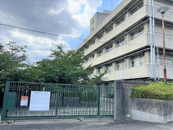 箕面市立萱野北小学校 910m 写真撮影日：2024-07-26 
