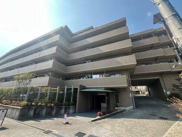 1999年11月築、地下1階付き地上5階建マンション。2階部分、専用庭・2面バルコニー付き住戸です。