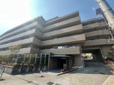 1999年11月築、地下1階付き地上5階建マンション。2階部分、専用庭・2面バルコニー付き住戸です。