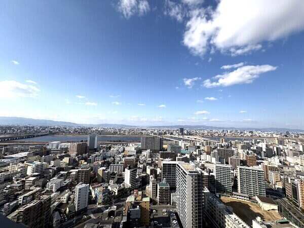 31階部分からの眺望です。マンションやビルが建ち並ぶ都会的な街並み。晴れた日には淀川が望めます。