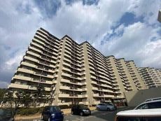 阪神本線「千船」駅へ徒歩8分の立地。小・中学校まで各約290mと、子育て世帯にもお勧めの住環境です。