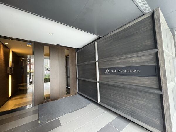 2013年3月築、総戸数112戸の15階建マンション。シックで落ち着いた意匠のエントランスです。