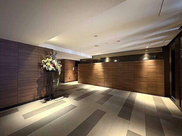 大切なペットと一緒に暮らせるマンションです(細則有り)。共用部には宅配ボックスが設けられています。