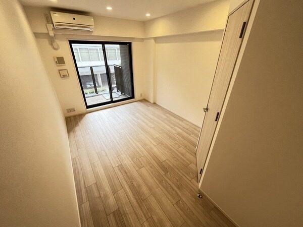 シンプルな内装なので、お好みのお部屋創りが楽しめます。室内は綺麗です。ぜひお気軽にご内覧ください。