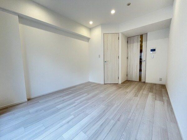 洋室は収納力のあるウォークインクローゼット付き。扉を閉めるとすっきりとした空間が保てます。