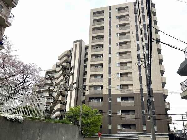 阪急千里線「関大前」駅まで徒歩11分。コンビニや小学校が徒歩圏内、周囲は静かで落ち着いた環境です。