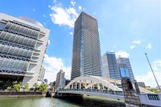三菱地所レジデンスの「ザ・パークハウス」シリーズ。堂島川にも程近い、利便と潤いが調和するロケーション
