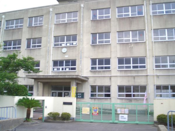 市立柳川小学校 410m 写真撮影日：2023-08-28 
