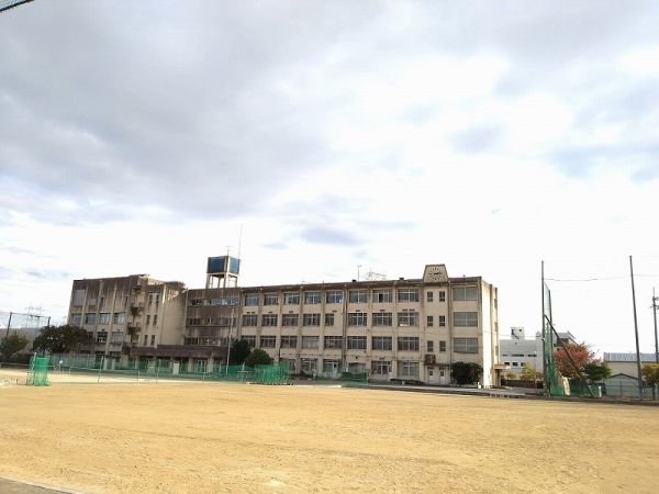 市立亀井中学校 1320m 写真撮影日：2025-04-12 