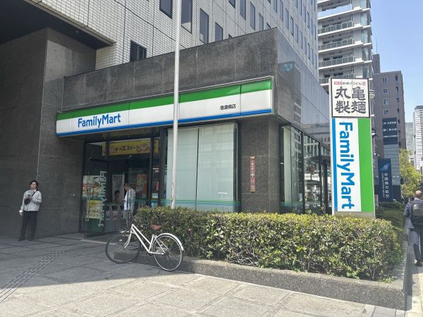 ファミリーマート信濃橋店 70m 写真撮影日：2025-04-21 