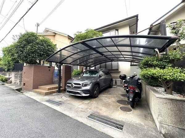 第一種低層住居専用地域内なので、落ち着きのある暮らしが叶います。建替え用地としてもご検討ください。