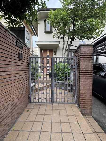 モニタ付きインターホンがあり、訪問者の顔を確認可能。室内には床暖房、浴室乾燥機などが備わっています。