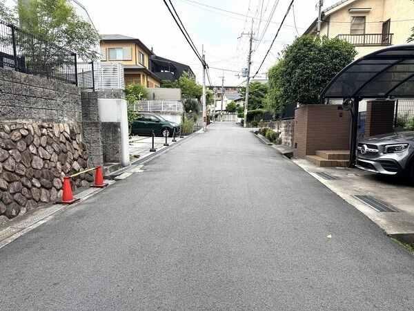 周辺は閑静な住宅街。吹田市立千里新田小学校まで約870m、スギ薬局南千里店まで約590mです。
